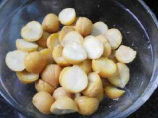 8、板栗烤鸡腿,栗子在沸水中稍焯烫后去皮； （我买的是去壳的栗子）。