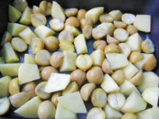 9、板栗烤鸡腿,土豆和栗子铺在烤盘底部，加 盐、油和黑胡椒碎。