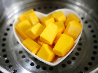 2、烤箱低油版奶香烤南瓜芝麻饼,南瓜上锅蒸熟。