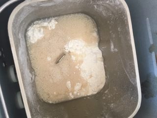 1、中式点心：千层酥,用面包机和面团，等待的时间刚好做油酥。