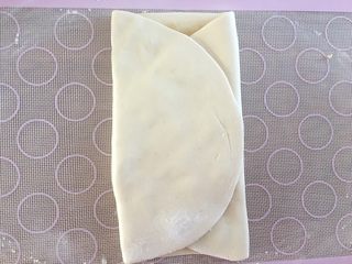 11、中式点心：千层酥,左右两边向中间折；