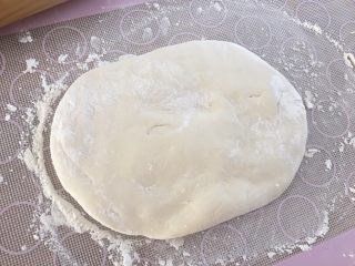 8、中式点心：千层酥,取出面团，按压排气揉圆，稍微松弛5分钟后，将面团擀开；