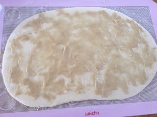 10、中式点心：千层酥,均匀的抹上油酥，油酥如果不够粘稠，可以用热水温热变软一点；