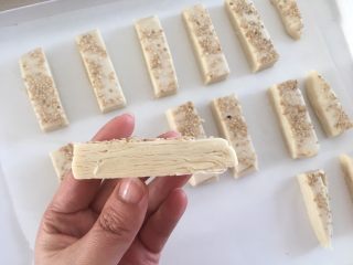 17、中式点心：千层酥,可以明显的看到分层，放入烤盘，继续温暖处发酵30分钟左右，会看到饼胚有变大；