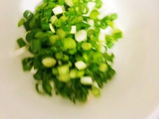 4、麻婆豆腐,小葱洗净切花，生姜、大蒜切末备用