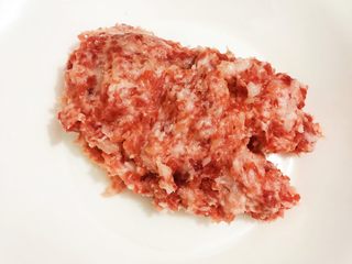 5、麻婆豆腐,猪肉剁成泥，装盘备用