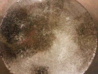 6、麻婆豆腐,锅中倒入清水，加热至7成，锅底起小水泡状态