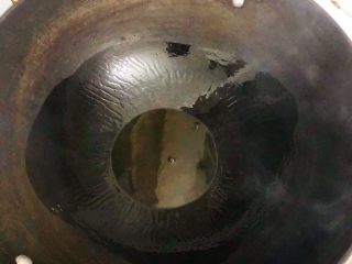 9、麻婆豆腐,锅中倒入菜籽油（2小汤匙），不宜过多，因为后期炒肉末会出油