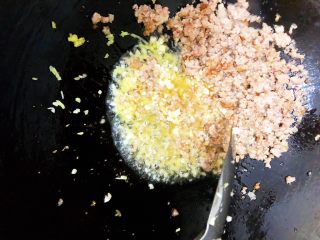 11、麻婆豆腐,将肉末推至锅边，放入姜末、蒜末炒香