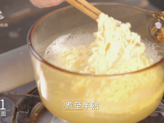3、泡面已经过时了,方便面炒着吃才够味 , 煮至半熟并捞出