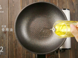 7、泡面已经过时了,方便面炒着吃才够味 ,倒入适量食用油