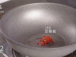 8、泡面已经过时了,方便面炒着吃才够味 , 加入一茶匙豆瓣酱