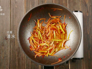 12、泡面已经过时了,方便面炒着吃才够味 ,加入适量清水