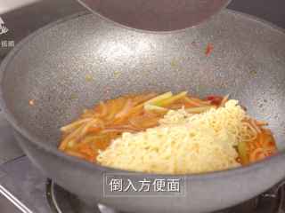 14、泡面已经过时了,方便面炒着吃才够味 ,倒入方便面