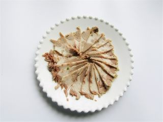 1、肉末酱香豆角面,卤好的刨切羊肉切片备用