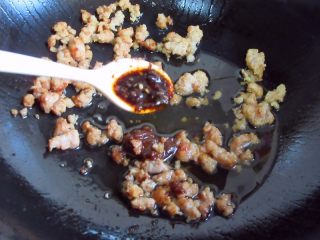 6、肉末酱香豆角面,带到肉紧实，锅内汤汁浓稠加入熬制好的沙茶酱、辣椒面和一克老抽