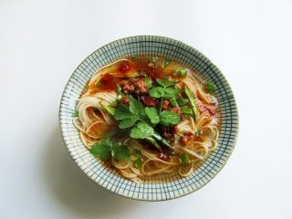 11、肉末酱香豆角面,撒入葱蒜碎，炒菜的汤汁加入香醋少许、面汤调匀一起浇在碗内，并放少许香菜在表面装饰一下