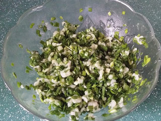 6、磷虾韭菜锅贴,用筷子顺一个方法搅拌均匀