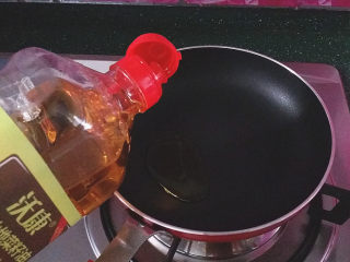 9、磷虾韭菜锅贴,平底锅烧热倒入菜籽油