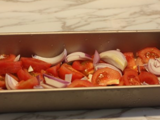 2、【蒜香番茄烤鸡腿】,番茄和洋葱切块，放在烤盘上