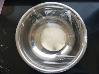 3、发面千层饼,盖上保鲜膜醒发