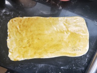 7、发面千层饼,均匀的抹上油酥