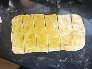 8、发面千层饼,像图中这样切开，