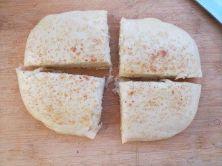 20、发面千层饼,取出切成四份就可以吃了