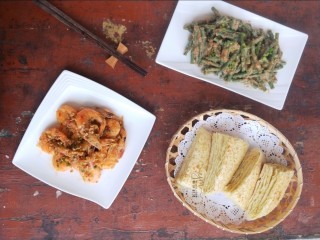 23、发面千层饼,还做了蒜蓉椒盐虾，麻酱豆角，搭配千层饼做午餐。