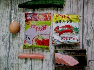 1、十味 餐蛋面,准备黄瓜 / 鸡蛋 / 烤肠 / 午餐肉 / 甜辣酱 / 方便面