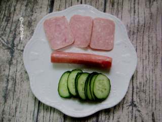 2、十味 餐蛋面,午餐肉切片，热狗肠切花刀，黄瓜切片待用