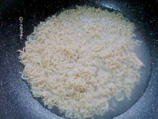 3、十味 餐蛋面,锅中放开水，将面条放入水中，煮大约1分钟