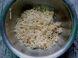 4、十味 餐蛋面, 面饼煮软后捞出过凉，淋干水份