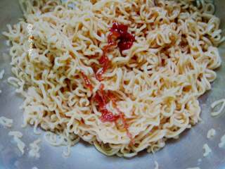 5、十味 餐蛋面,加入2勺甜辣酱，搅拌均匀