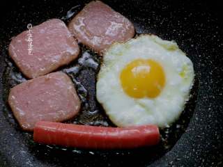 6、十味 餐蛋面,冷锅加入食用油加热，把午餐肉和鸡蛋、热狗放入锅内煎一下