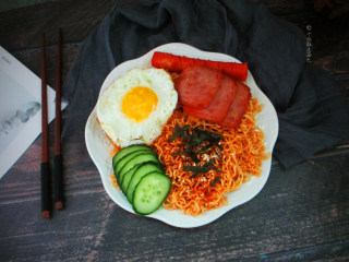 7、十味 餐蛋面,最后把煎好的鸡蛋和午餐肉放入煮好的面中就可以开动咯