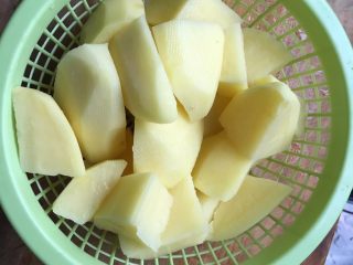 2、椰蓉芝士土豆球,土豆去皮切块。