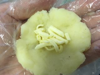 9、椰蓉芝士土豆球,包入芝士馅。