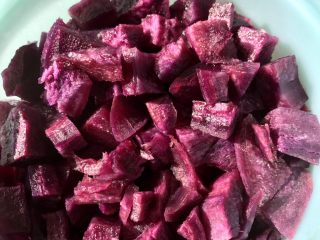 4、紫薯蛋卷,我们蒸的紫薯也到时间了，嗯嗯绵密软糯