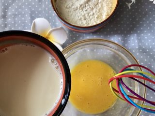 6、紫薯蛋卷,鸡蛋倒进碗里打蛋器均匀抽打成液，将提前冲泡好的配方奶加入抽打好的蛋液，搅拌均匀