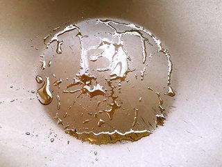 8、紫薯蛋卷,不粘锅烧热，刷一层橄榄油～