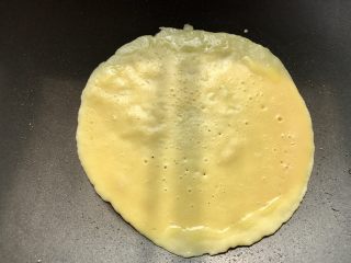 9、紫薯蛋卷,倒入蛋糊混合液，不能太厚哦～这个样志基本就熟了，基本都是小火，大火很容易糊，饼的颜色就不漂亮了呢