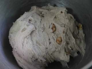 5、圣诞史多伦,用厨师机揉成细腻的面团