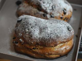 11、圣诞史多伦,烤箱200度预热好，将 面包胚放入烤箱，中层烤40分钟左右，取出，趁热抹上软化的黄油，撒上糖粉即可。