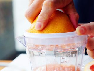 3、夏日红柚季！比基尼少女的鸡尾酒,红西柚对半切开，用榨汁器挤出果汁，约200ml