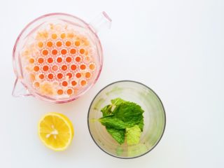 4、夏日红柚季！比基尼少女的鸡尾酒,青桔“十字”切开成4块备用