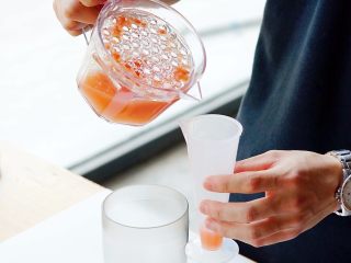 5、夏日红柚季！比基尼少女的鸡尾酒,将200ml的红西柚汁倒入雪克杯内