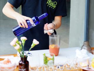 6、夏日红柚季！比基尼少女的鸡尾酒,将60m的l伏特加和切好的青桔一起放进雪克杯