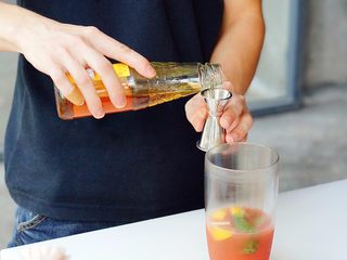 7、夏日红柚季！比基尼少女的鸡尾酒,加入30ml的蜂蜜到雪克杯中
