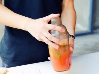 9、夏日红柚季！比基尼少女的鸡尾酒,盖上雪克杯的盖子，摇匀
